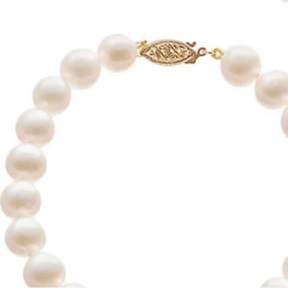 Freshwater Cultured Pearl 14k
Gold Necklace, Bracelet and Stud
Earring Set 💲575 - Picture 3 of 4